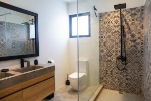 Ванная комната в Appartement moderne de 3 chambres avec jardin près de la plage