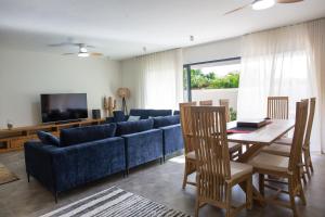 Телевизор и/или развлекательный центр в Appartement moderne de 3 chambres avec jardin près de la plage