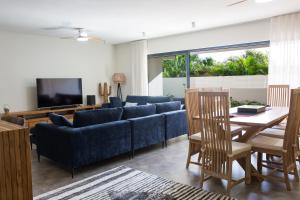 Телевизор и/или развлекательный центр в Appartement moderne de 3 chambres avec jardin près de la plage