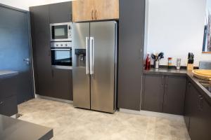 Кухня или мини-кухня в Appartement moderne de 3 chambres avec jardin près de la plage
