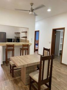 a dining room with a table and chairs and a kitchen at Casa a Mallorca, a 3 cuadras del malecón La Paz in La Paz +17 photos