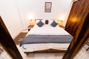 Postel nebo postele na pokoji v ubytování The Roma Homestay in Sarnath Varanasi