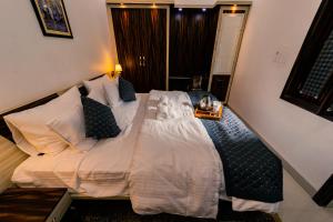 Postel nebo postele na pokoji v ubytování The Roma Homestay in Sarnath Varanasi
