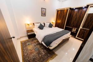 Postel nebo postele na pokoji v ubytování The Roma Homestay in Sarnath Varanasi