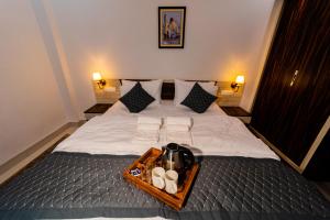 Postel nebo postele na pokoji v ubytování The Roma Homestay in Sarnath Varanasi