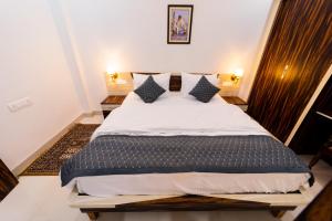 Postel nebo postele na pokoji v ubytování The Roma Homestay in Sarnath Varanasi