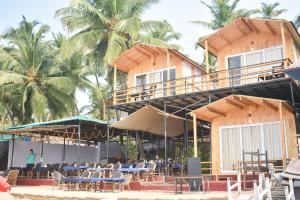 カナコナにあるHome De franciscoの椰子の木が植えられた建物 +39枚の写真