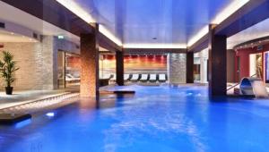 Bazén v ubytovaní Hotel Lo Zodiaco alebo v jeho blízkosti