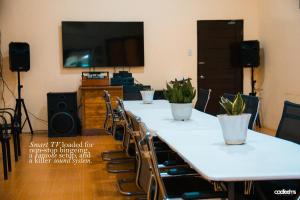 TV a/nebo společenská místnost v ubytování The Family Resthouse and Resort