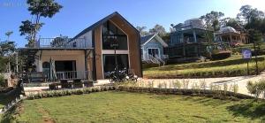 a house with a large yard in front of it at บ้านนอร์ดิกวิลล่า เขาค้อ in Ban Thung Samoe