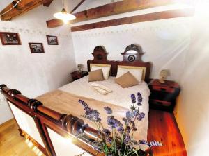 una camera da letto con un letto grande in una stanza di Villa Nostalgia pool & wellness a Gračišče