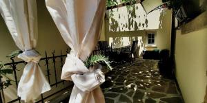 un corridoio con recinto e tenda di Villa Nostalgia pool & wellness a Gračišče