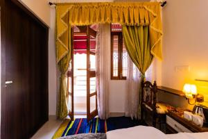 Postel nebo postele na pokoji v ubytování The Roma Homestay in Sarnath Varanasi
