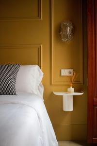 um quarto com uma cama e uma mesa lateral em La Novieta Boutique Hotel - Adults Only em Valência