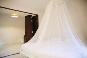 Un pat sau paturi într-o cameră la Baannoi Nornmuan retreat vacation rental & workshop Chiang Mai