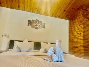 um quarto com uma cama com um bicho de peluche em The yerpa Hotel em Kasol
