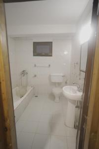 łazienka z wanną, toaletą i umywalką w obiekcie The yerpa Hotel w mieście Kasol