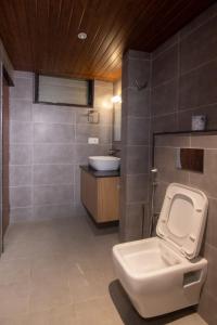 ナガルコットにあるEverest Manla Resortのバスルーム(トイレ、洗面台付)
