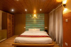 Tempat tidur dalam kamar di Everest Manla Resort