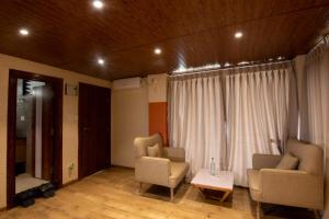 Area tempat duduk di Everest Manla Resort