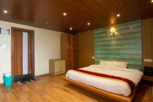 Tempat tidur dalam kamar di Everest Manla Resort