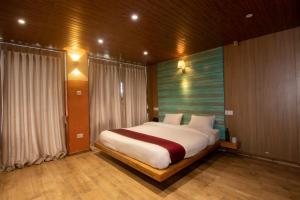 Tempat tidur dalam kamar di Everest Manla Resort