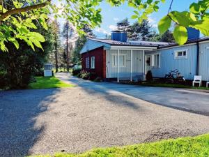 uma casa com uma entrada de cascalho em frente em Tilava asunto saunalla em Kuusamo