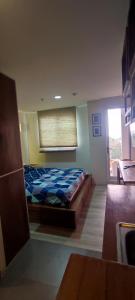 - une chambre avec un lit dans une pièce dotée d'une fenêtre dans l'établissement Bicon Homey, à South Tangerang