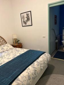 a bedroom with a bed and a picture on the wall at Butlers Guesthouse in Birregurra