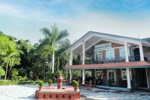 een gebouw met een fontein ervoor bij Center Park Resort Pvt.Ltd in Jhawāni