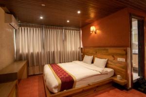 ナガルコットにあるEverest Manla Resortのベッドルーム1室(大型ベッド1台付)