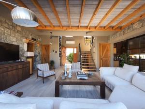 ein Wohnzimmer mit einem weißen Sofa und einem Tisch in der Unterkunft Bodrum villa in Milas