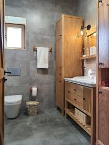 ein Bad mit einem Waschbecken und einem WC in der Unterkunft Bodrum villa in Milas