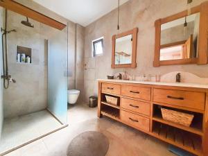 y baño con lavabo y ducha. en Bodrum villa en Milas