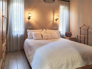 ein Schlafzimmer mit einem großen Bett mit weißer Bettwäsche in der Unterkunft Bodrum villa in Milas