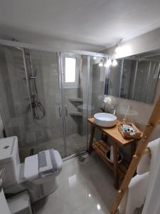 Koupelna v ubytování Nini's House Superior - 100m from beach NIDRI TOWN CENTER + 19 fotografií