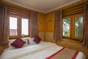 Tempat tidur dalam kamar di Everest Manla Resort