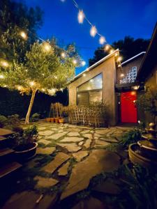 un patio con un albero e luci notturne di 2 BR 2 BA - Eco House and Garden Vacation Retreat and Remote Workspace for Families, Couples and Solo Travelers in Coveted Culver a Culver City