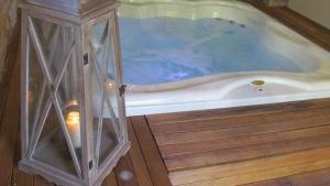 een groot bad met een glazen wand bij Il Picchio Verde in Ravigliano