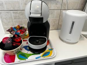 Příslušenství pro přípravu čaje a kávy v ubytování Apartments Hannah