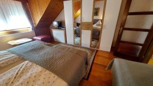 Posteľ alebo postele v izbe v ubytovaní Apartman Őri