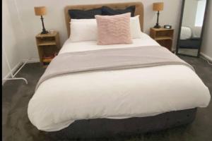 Postel nebo postele na pokoji v ubytování Suite Petite- The Old Broken Hill Bakery B&B