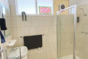 Koupelna v ubytování Suite Petite- The Old Broken Hill Bakery B&B + 11 fotografií