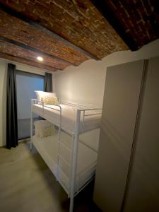 StabroekにあるHVN10のレンガ天井のドミトリールームの二段ベッド1台分です。