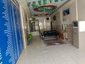 a hallway of a hospital with a waiting room at العيرى 2 للوحدات السكنيه تبوك in Tabuk