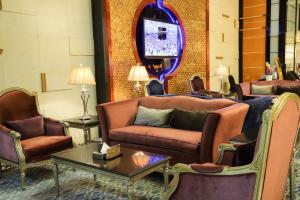 a lobby with couches and a table and a mirror at Ofoq Al Raha Hotel Apartment in Taif
