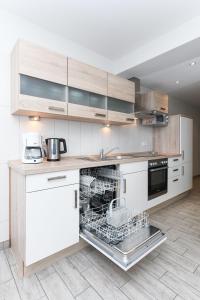 Kuchyň nebo kuchyňský kout v ubytování Residenz Hafenidyll