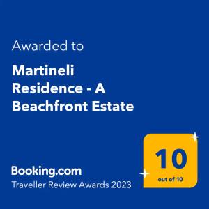 un signo amarillo con el texto quería mantener la resiliencia una hermosa finca en Martineli Residence - A Beachfront Estate en Drios