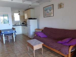 uma sala de estar com um sofá e uma cozinha em LE LAVANDOU ST CLAIR MAZET CLIM 5 pers 500 m de mer em Le Lavandou
