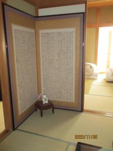 Sakurabashidōri的住宿－富山駅9分駐車2台可 一棟貸切りの宿 こられ 赤江邸，一间房间,前方有一扇门,上面有一张桌子